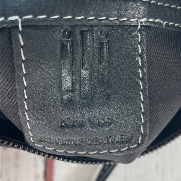 Elegant Black and Tan Crossbody Bag - Picture 2 of 6